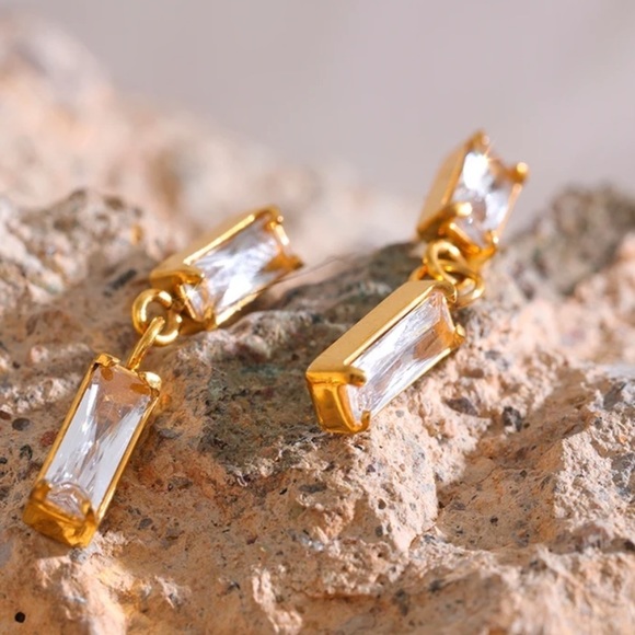 ⭐️classic New 18K Gold Plated CZ  Drop Earrings - Picture 5 of 9